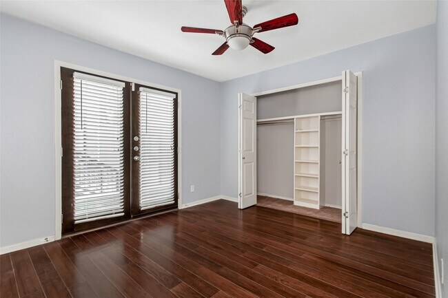 Building Photo - 10205 Regal Oaks Dr