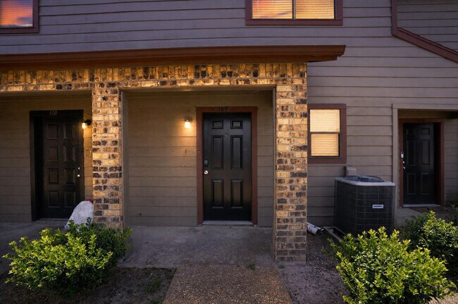 Building Photo - 5550 Folsom Dr