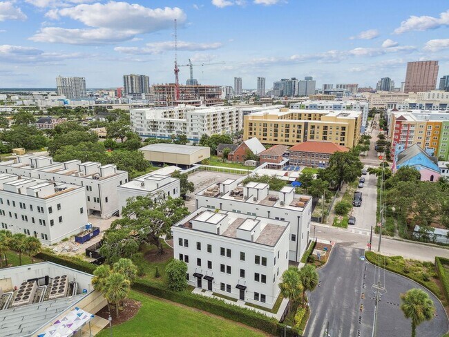 Building Photo - Canvas GWX