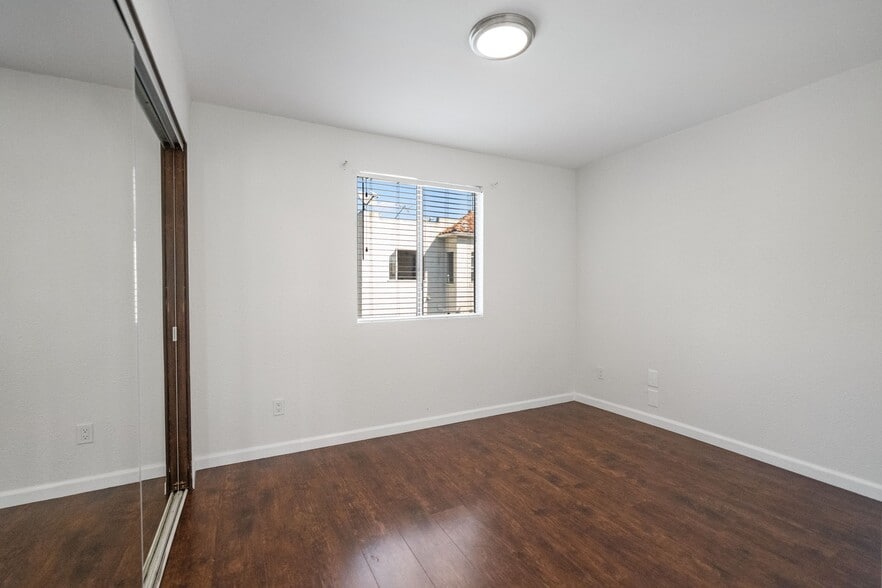 Building Photo - 817 N Hobart Blvd