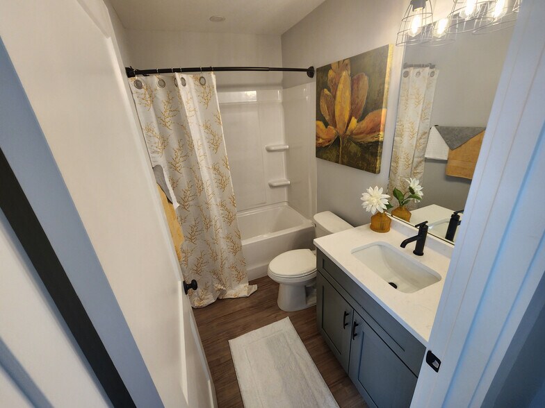 Building Photo - Room in Townhome on Freeze Ave NW