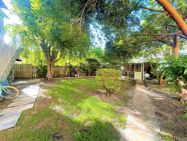 Building Photo - 969 Bay Dr