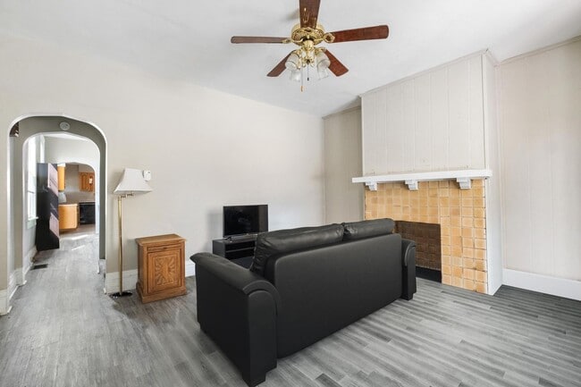 Building Photo - Bloomfield SFH 3 bedroom 1 BR With Off Street Parking/Fenced Yard