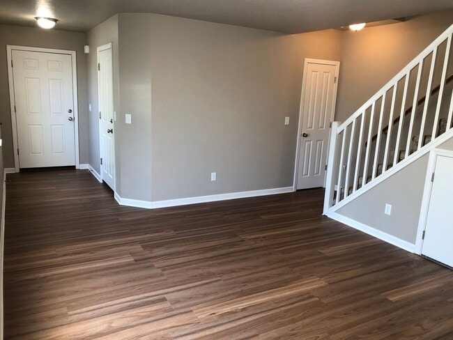 Building Photo - Newer 4 bed 2.5 bath duplex