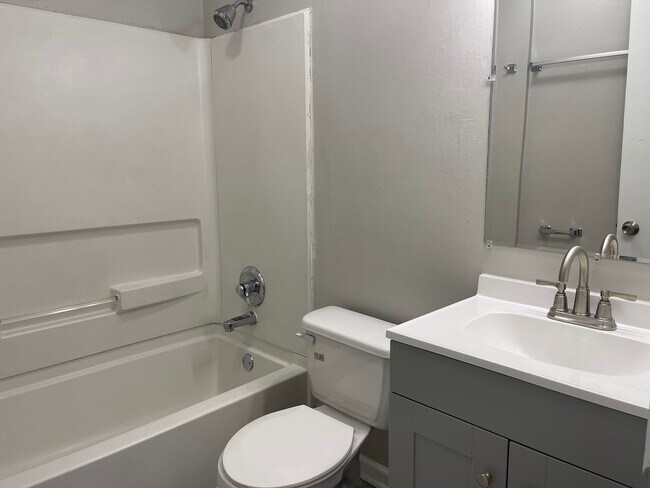 Building Photo - 2 bd 1 ba duplex in a Great Location