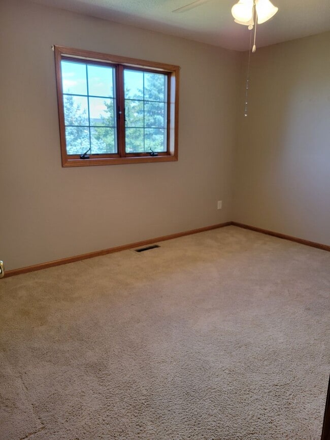 Building Photo - 3 Bedroom Twin Home