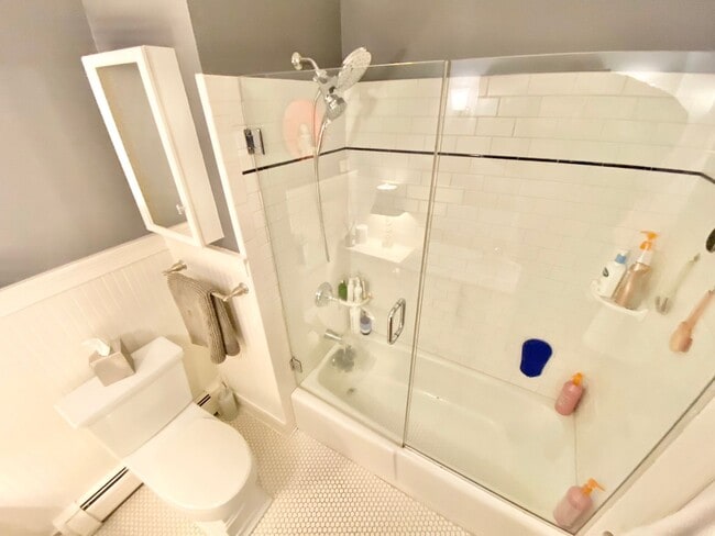 Building Photo - Charming 3-Bedroom 2-Bathroom Ranch in Laurel Hill Available 6/1