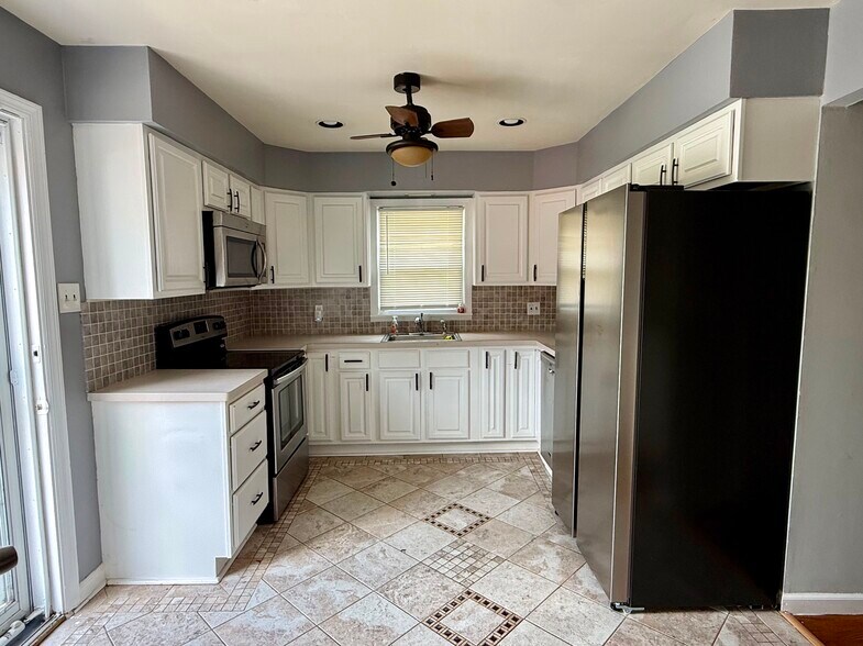 Building Photo - 563 Lakeside Dr