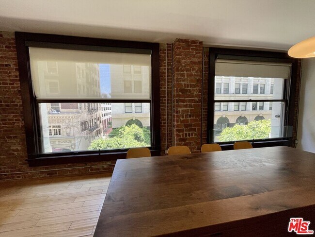 Building Photo - 460 S Spring St