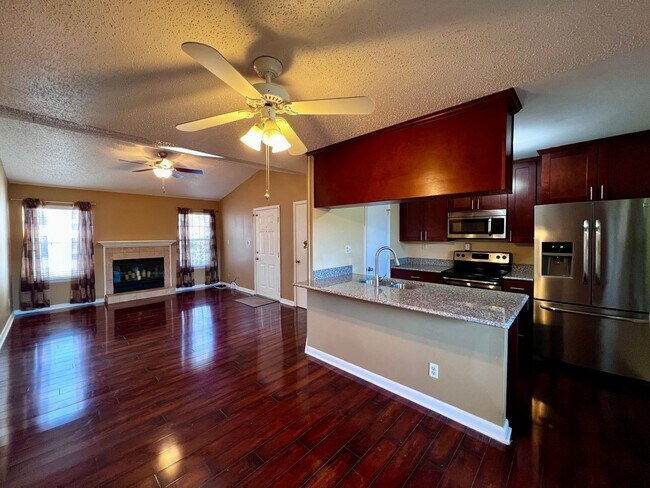 Building Photo - 2 bedroom 2 bathroom condo blocks from the Virginia Beach Oceanfront.