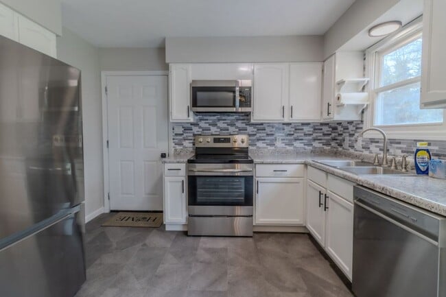 Building Photo - Bright & Updated 4-Bedroom Home Close to Everything