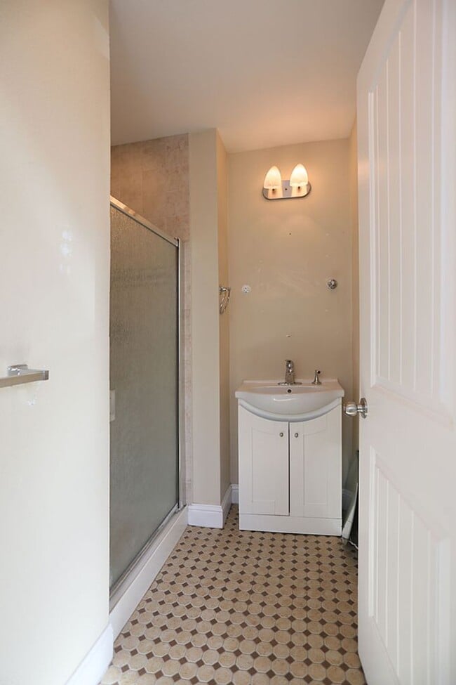 Building Photo - Renovated studio in Central Richmond, H/W Floors, Shared Laundry, Pets Considered (494 27th Avenu...