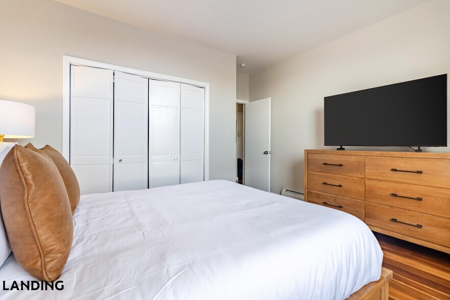 Building Photo - 265 College St