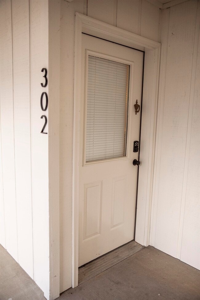 Building Photo - 305 Chickasha Dr