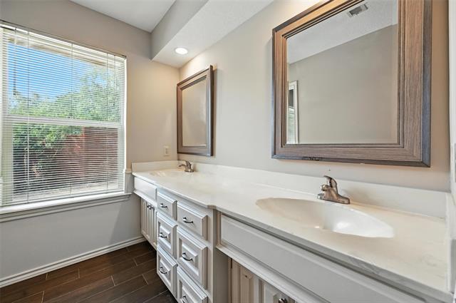 Building Photo - 4213 Village Green Dr
