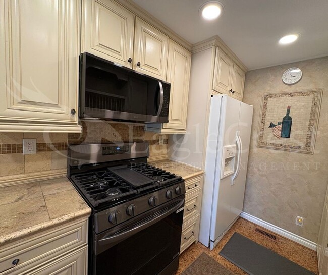 Building Photo - Three Bedroom Townhome Near Country Club G...