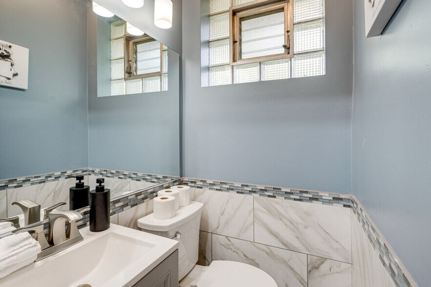 Building Photo - 811 N River Rd