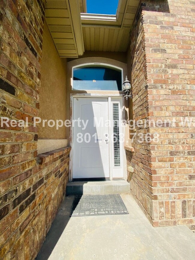 Building Photo - 5 Bedroom 3 Bathroom Riverton Home!