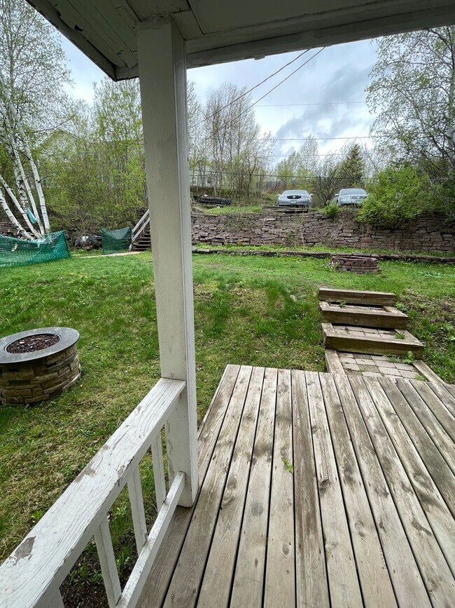 Building Photo - 2021-2023 E 6th St