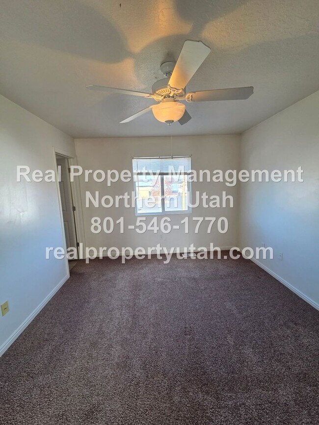 Building Photo - 4 Bed 3 Bath Syracuse Home Available!