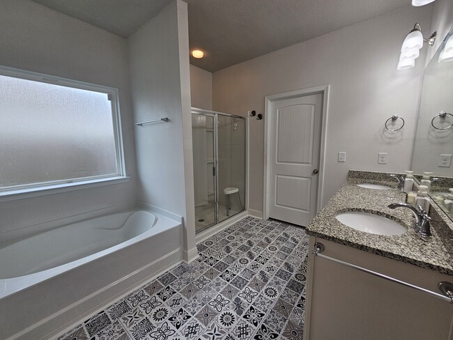 Master Bath - 205 Bridge Harbor Dr