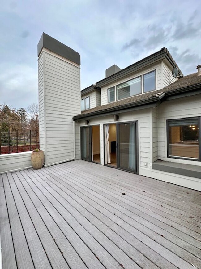 Building Photo - Riverfront Gated 2 Bedroom Luxury Condo!!