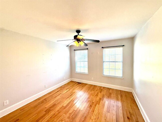 Building Photo - 22 Valley Creek Dr SW