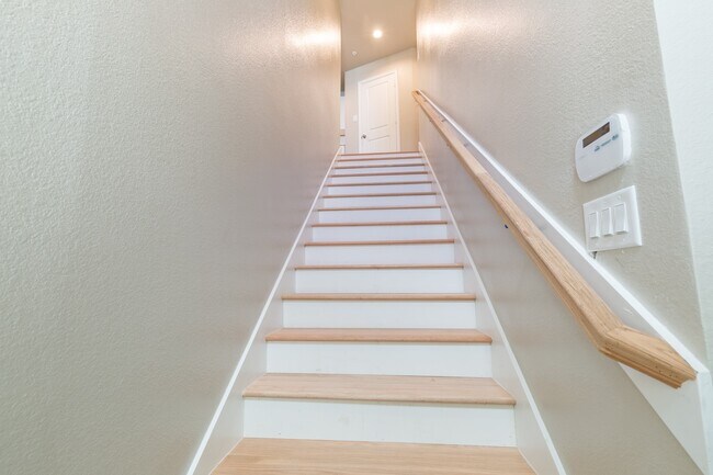 Building Photo - 215 Pk Pl Cir