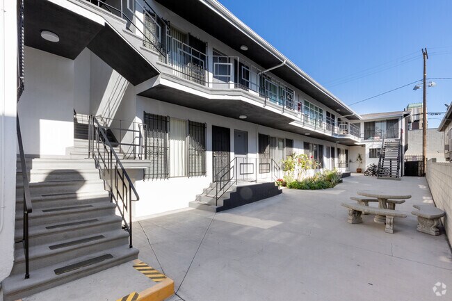 350 S Manhattan Pl - 350 S Manhattan- fully renovated unit in K...