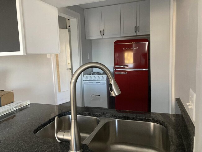 Building Photo - White House Apartments