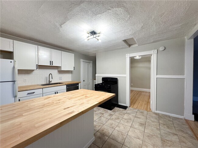 Building Photo - 102 Gregory St