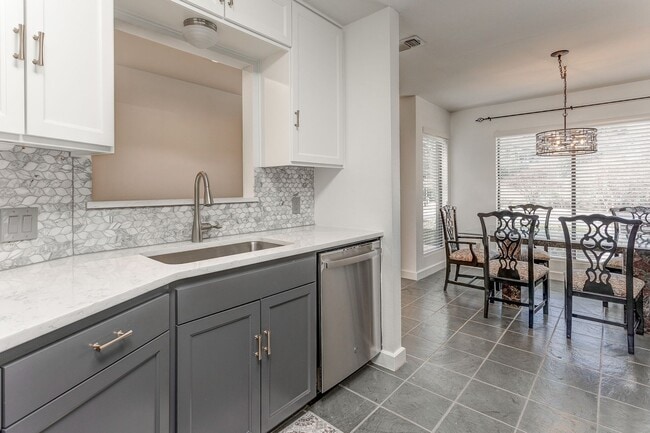 Building Photo - TCU / Medical District Townhome