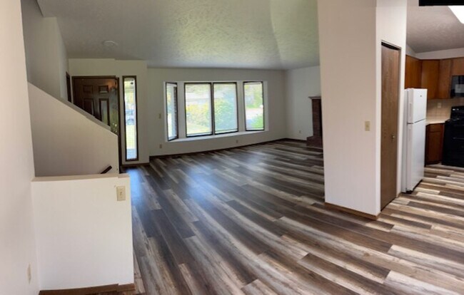 Building Photo - 1126