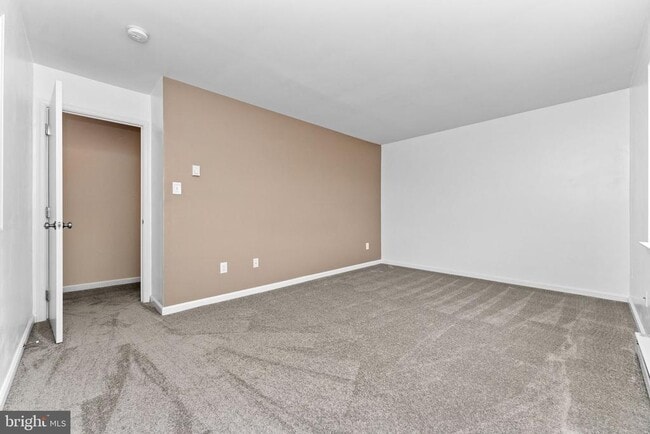 Building Photo - 553 Blaker Dr