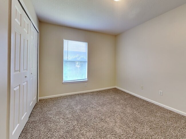 Building Photo - Spacious 4/2 with Fenced Yard