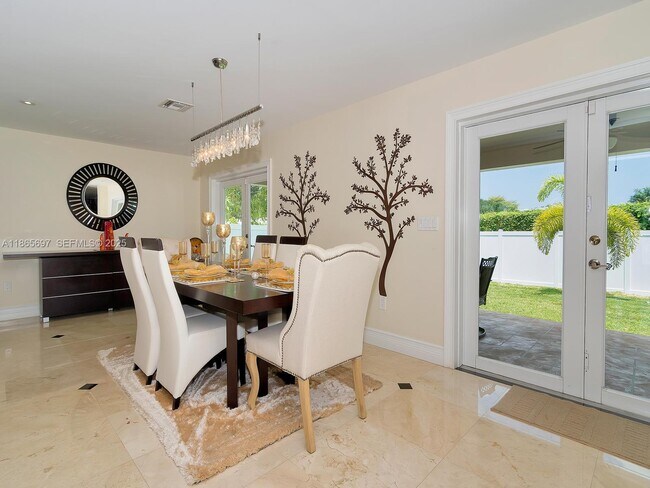 Building Photo - 3141 Hollywood Blvd