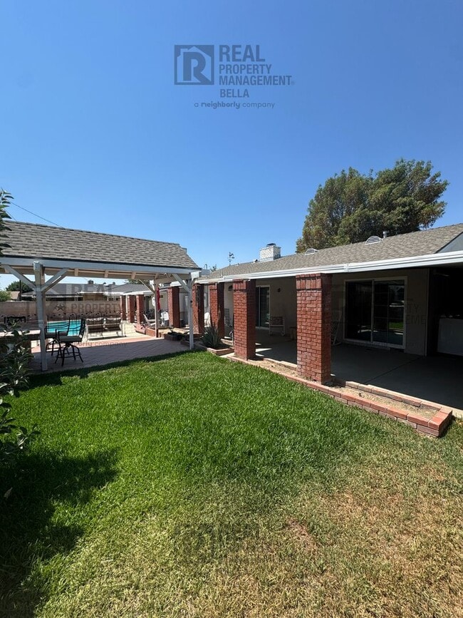 Building Photo - 3-Bed, 2-Bath Oasis in Hemet with Sparklin...