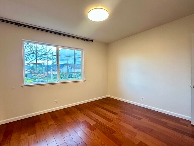 Building Photo - 1717 Gladstone Ave