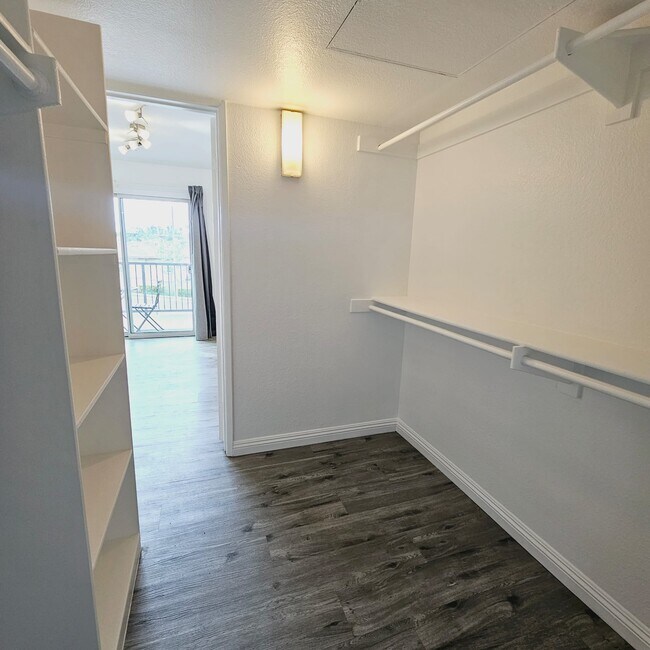 Walk in Closet - 3448 Hathaway Ave