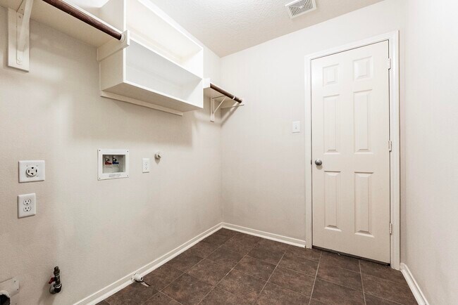 Building Photo - 913 Boxelder Pointe