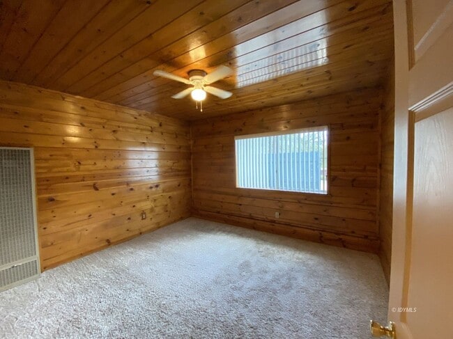 Building Photo - LARGE 2 BEDROOM WALK TO TOWN