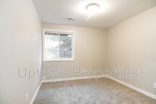 Building Photo - 6133-6135 SE Frances St