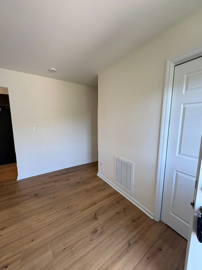 Building Photo - 4995/4997 Eastview Terrace
