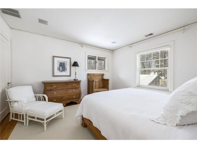 Building Photo - 2810 W Lake of the Isles Pkwy