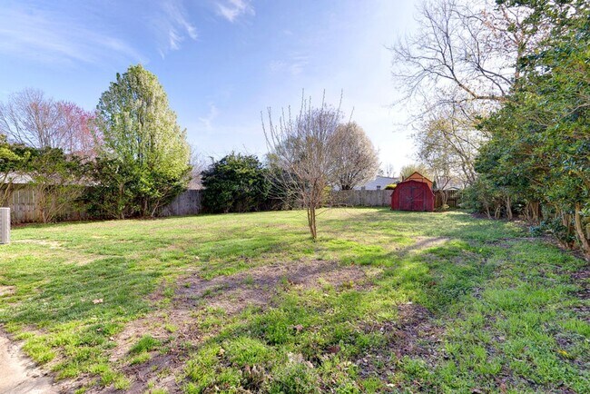 Building Photo - 910 Charlotte Dr