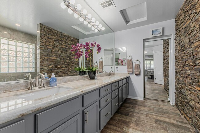 Building Photo - 17475 W Spring Ln