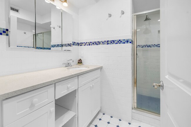 Building Photo - 2605 Pass a Grille Way