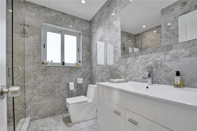 Building Photo - 2830 NE 55th St