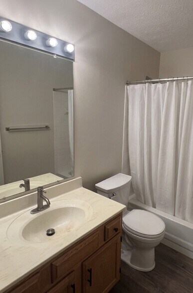 Building Photo - 230 Willowbrook Ct