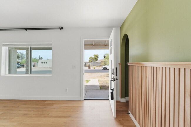 Building Photo - Discover this beautifully renovated 3-bedroom, 2-bath home in Mesa, AZ!